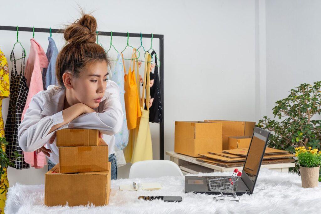 Business Woman Is Working Online Traing Reply Customer Home Office Packaging Wall 1150 21874