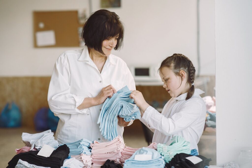 Grandmother With Little Granddaughter Measure Fabric Sewing 1157 37621
