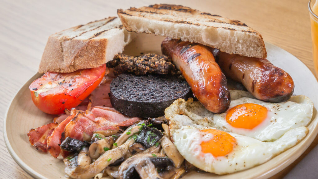 Full,scottish,breakfast,containing,tomato,,black,pudding,,haggis,,sausages,,bacon,