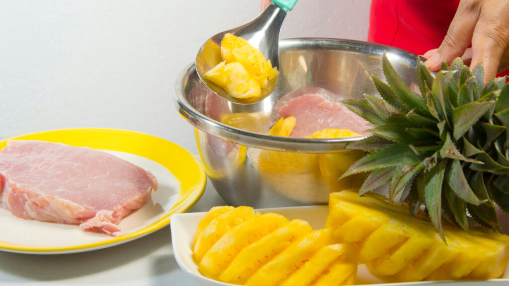 A,housewife,is,marinating,pork,with,pineapples,,kitchen,tips,for