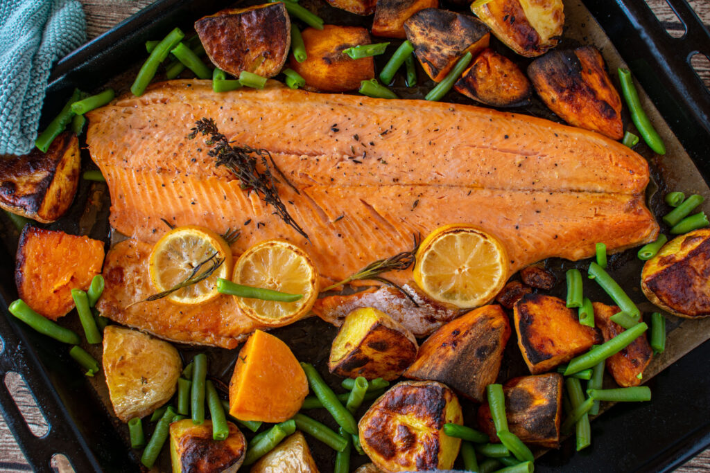 Grilled,salmon,fillet,with,potatoes,and,green,beans,served,on