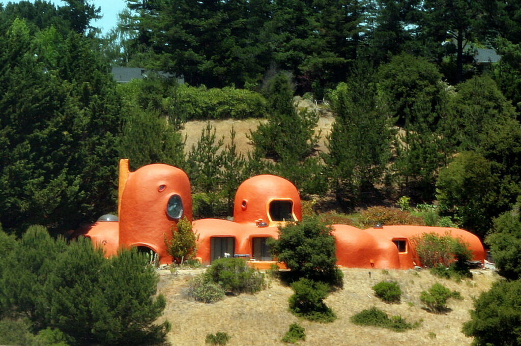 The Flintstone House (california, Usa)