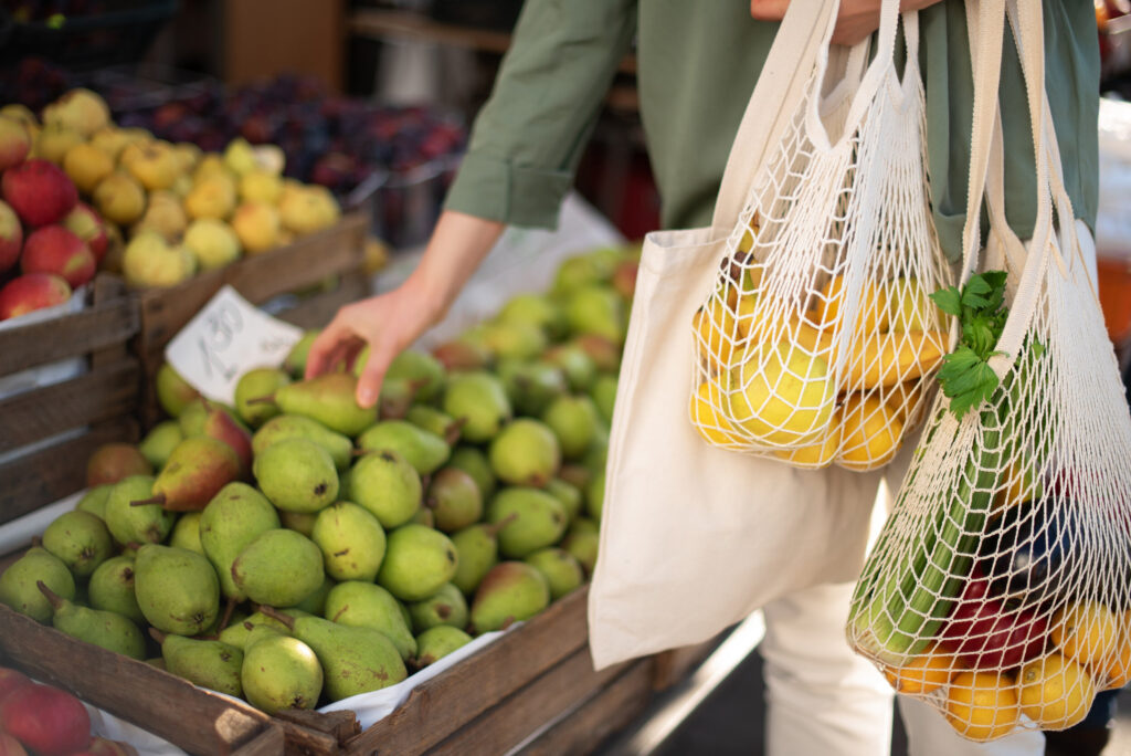 Woman,chooses,fruits,and,vegetables,at,farmers,market.,zero,waste,