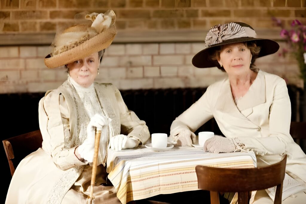 Womenwearingglovesandhatsinpublic