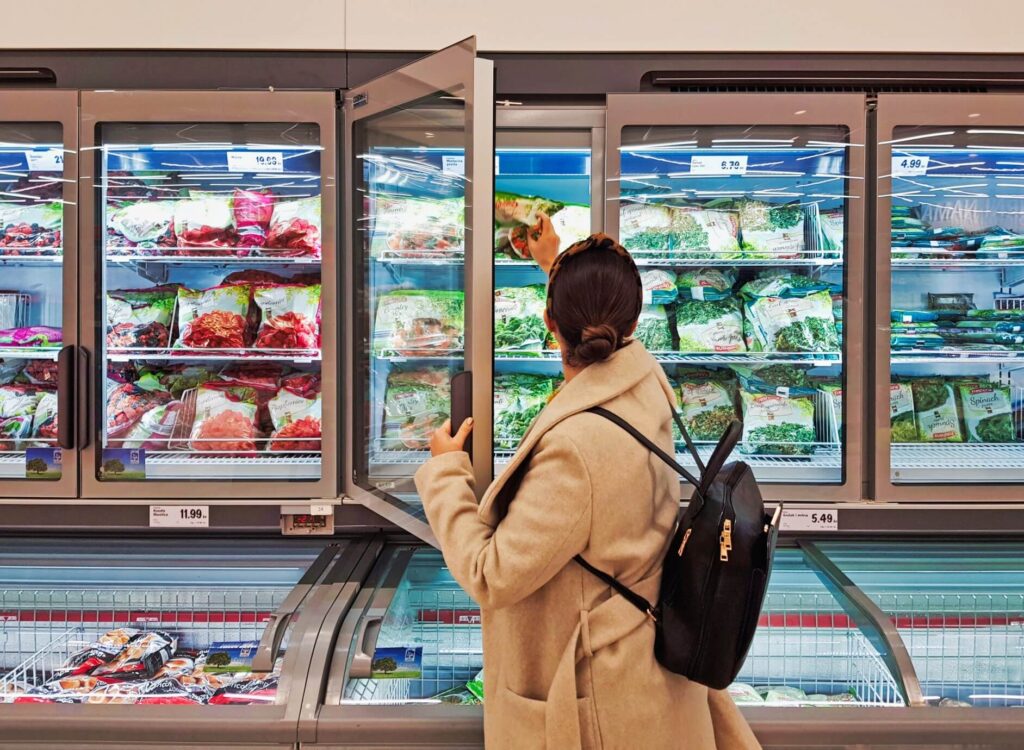 Back View Of Young Woman Shopping For Food In Groceries Store T20 Nrgvwo