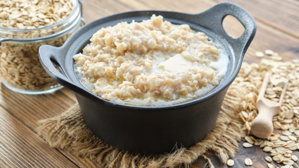 Pan,of,healthy,oatmeal,porridge.,jar,of,oatmeal,flakes,on