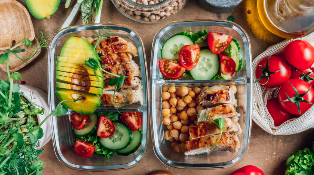 Healthy,meal,prep,containers,with,chickpeas,,chicken,,tomatoes,,cucumbers,and