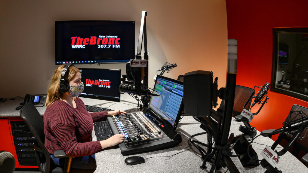 There Are Over 9,000 Radio Stations