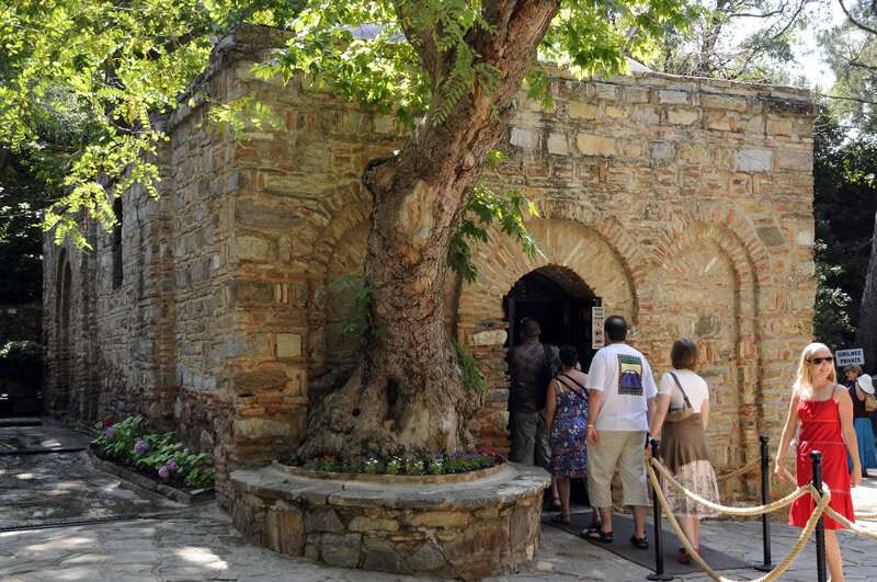 The 25 Most Ridiculous Tourist Traps Fooling Millions With Their Questionable Claims