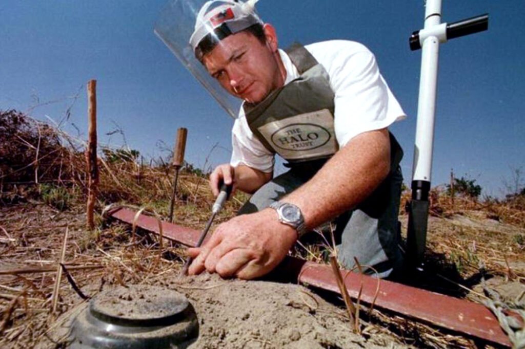 Aan Website Paul Heslop Clearing Landmines In Kuito Bie Angola In 1997