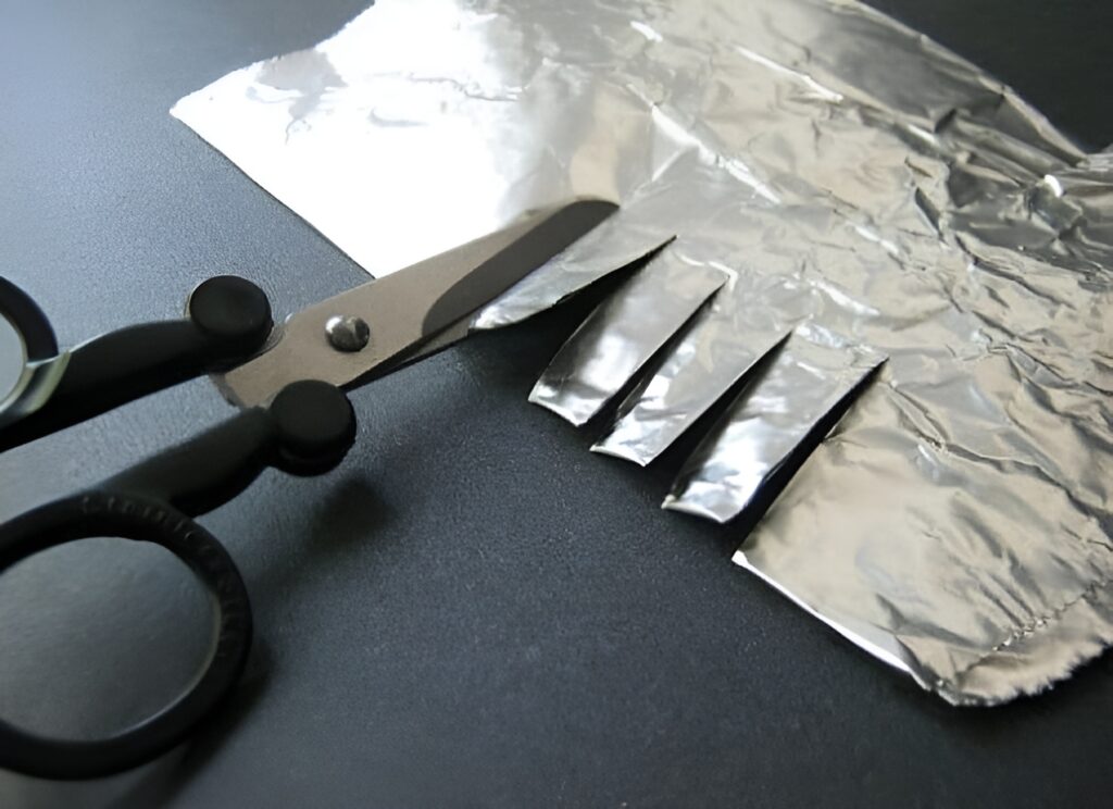 Aluminum Foil To Sharpen Scissors (1)