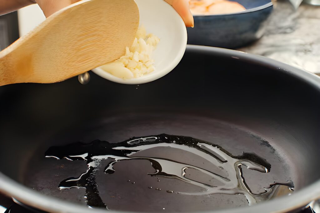Garlic Must Be Cooked Immediately After Chopping (1)
