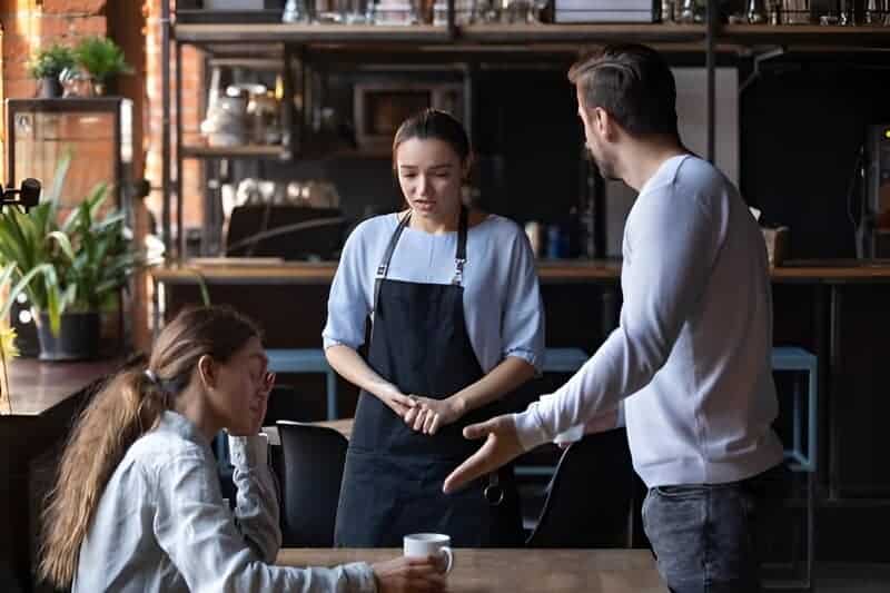 25 Restaurant Habits That Instantly Make You “That Person”