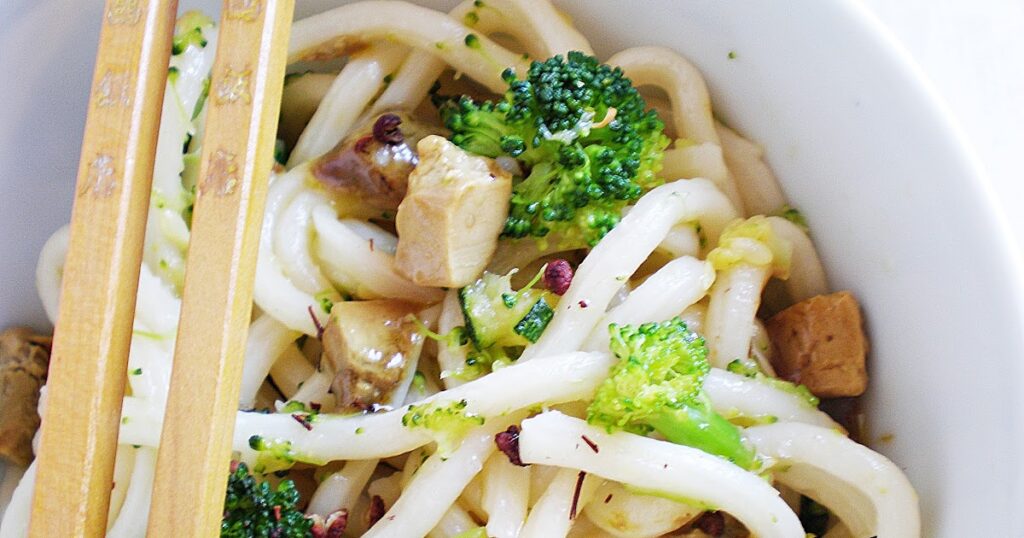 Fideos udon con verduras y foie micuit