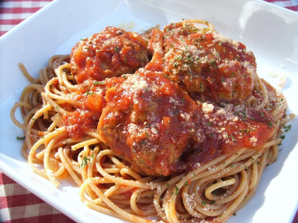 Spaghetti & meatballs, garlic bread 005