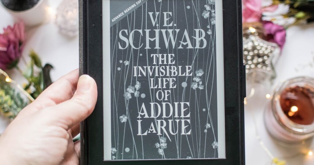 The invisible life of addie larue v.e. schwab book review resenha literatura fantasia historica pacto demonio livros dicas recomendacao titanbooks
