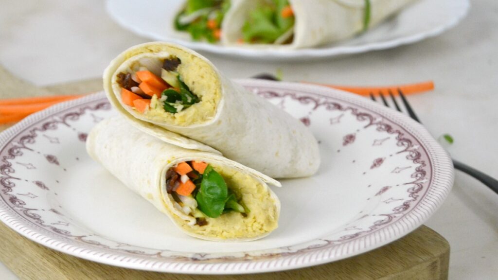 Wraps de hummus con verduras. receta sana