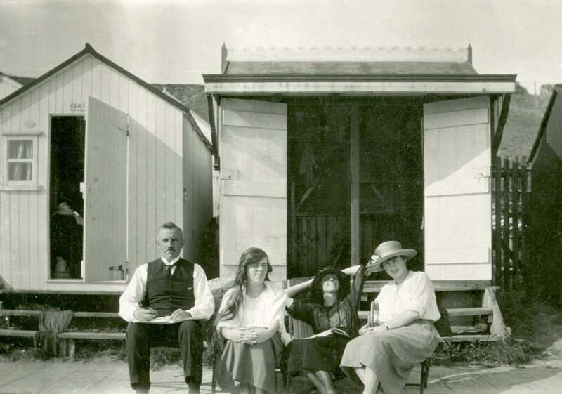 Remember When Sundays Felt Different? 24 Family Traditions That Quietly Disappeared
