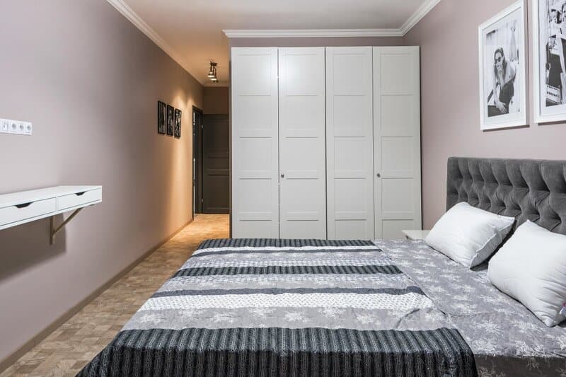 2. Minimizing Wardrobe Clutter