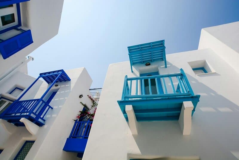 9. Greek Island Charm: Whitewashed and Bright